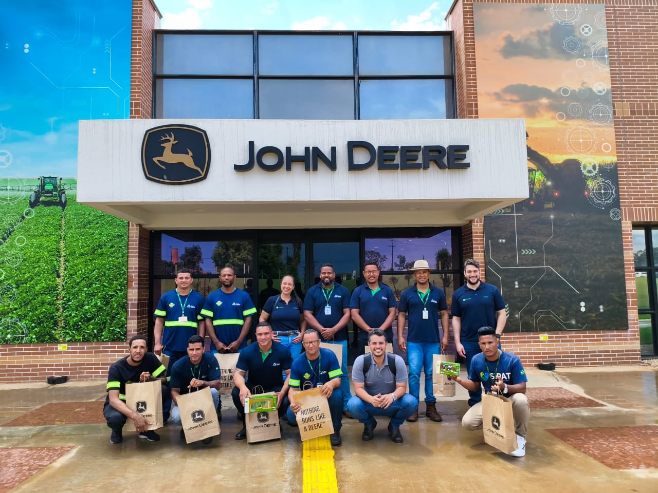 Colaboradores visitam fábrica da John Deere